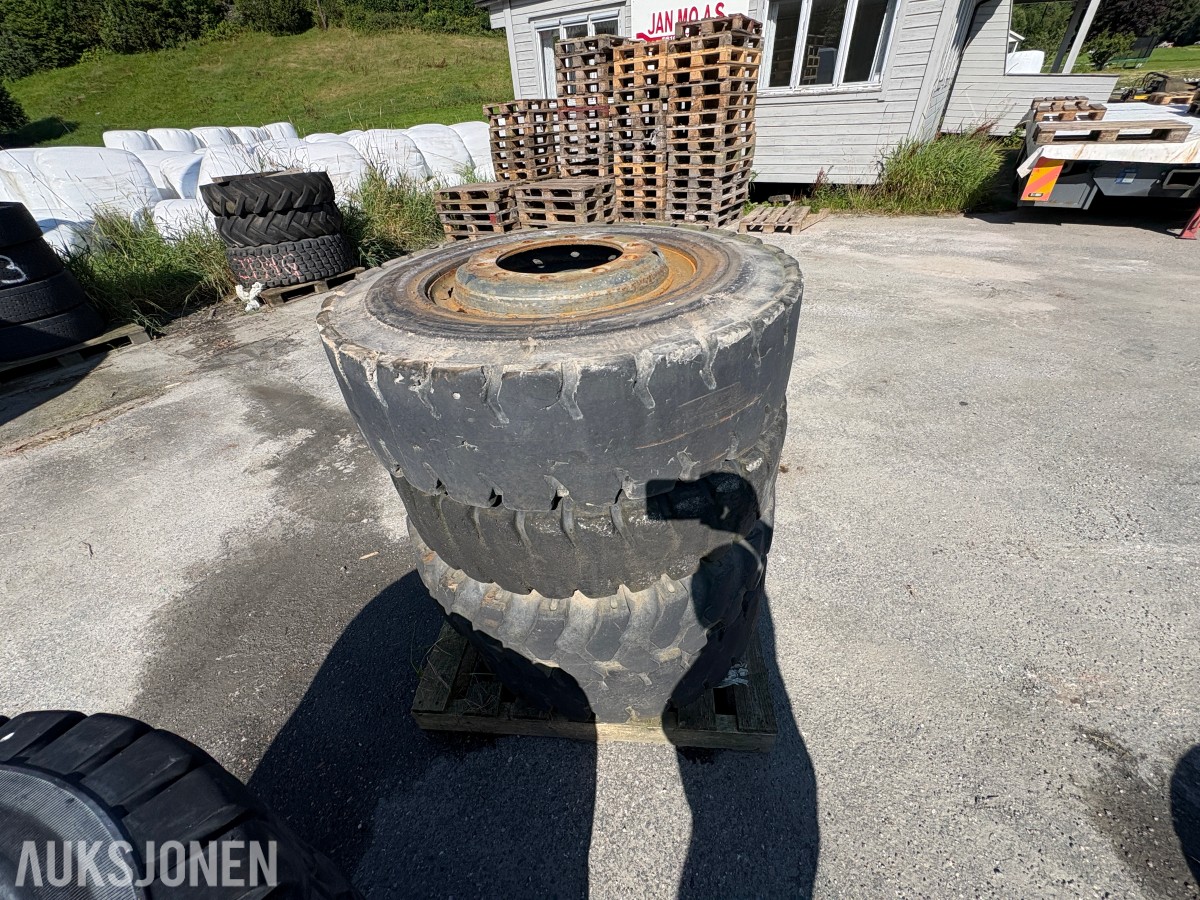 Parti med Trelleborg- og Nokian-dekk til hjulmaskin / hjulgraver