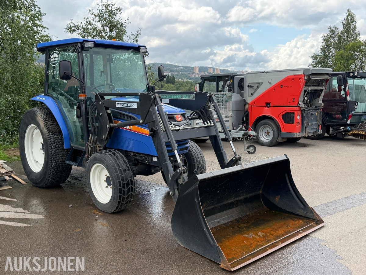 2009 Iseki TG5470 kompakt traktor m/frontlaster og skuffe