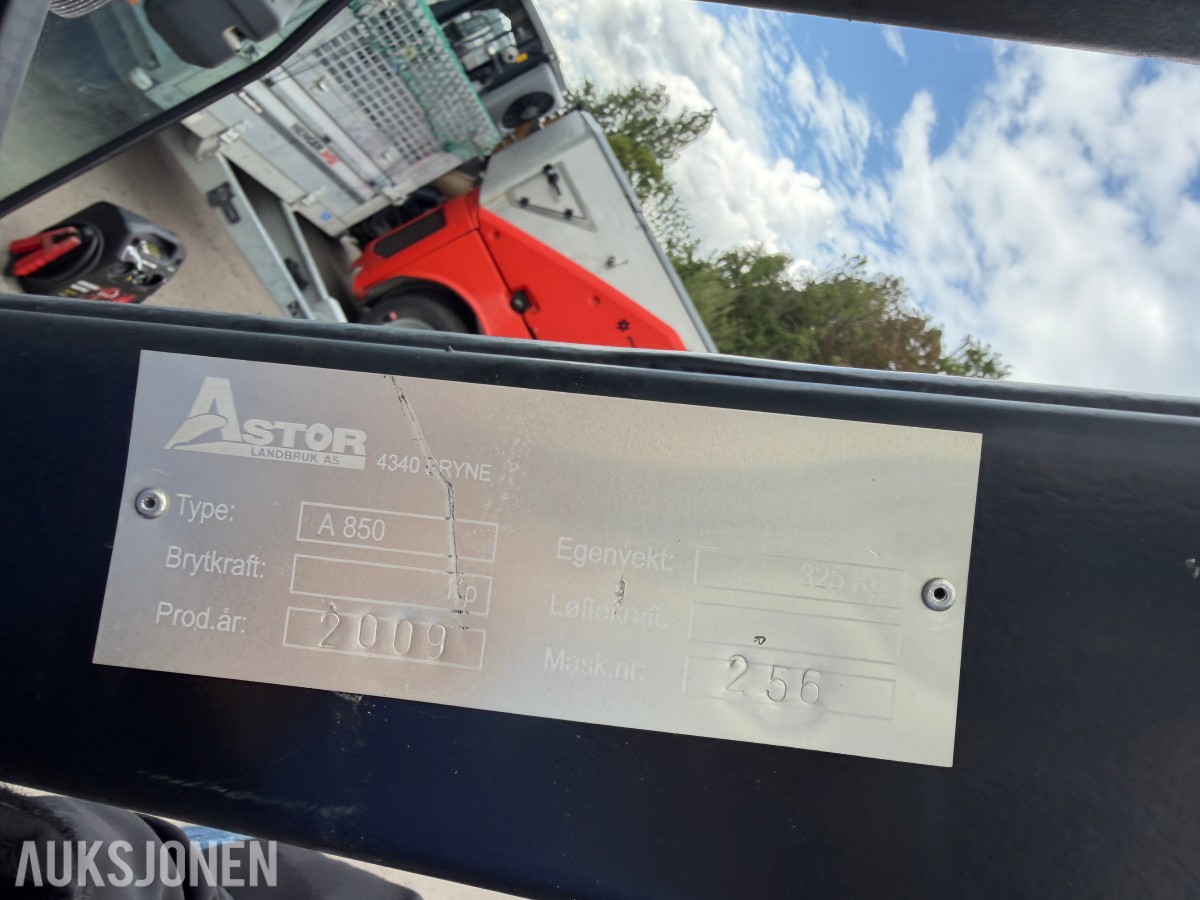 2009 Iseki TG5470 kompakt traktor m/frontlaster og skuffe