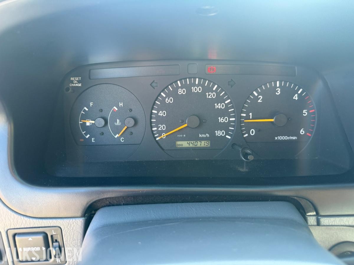 2009 Toyota HIACE 2.5-117 D 4WD.