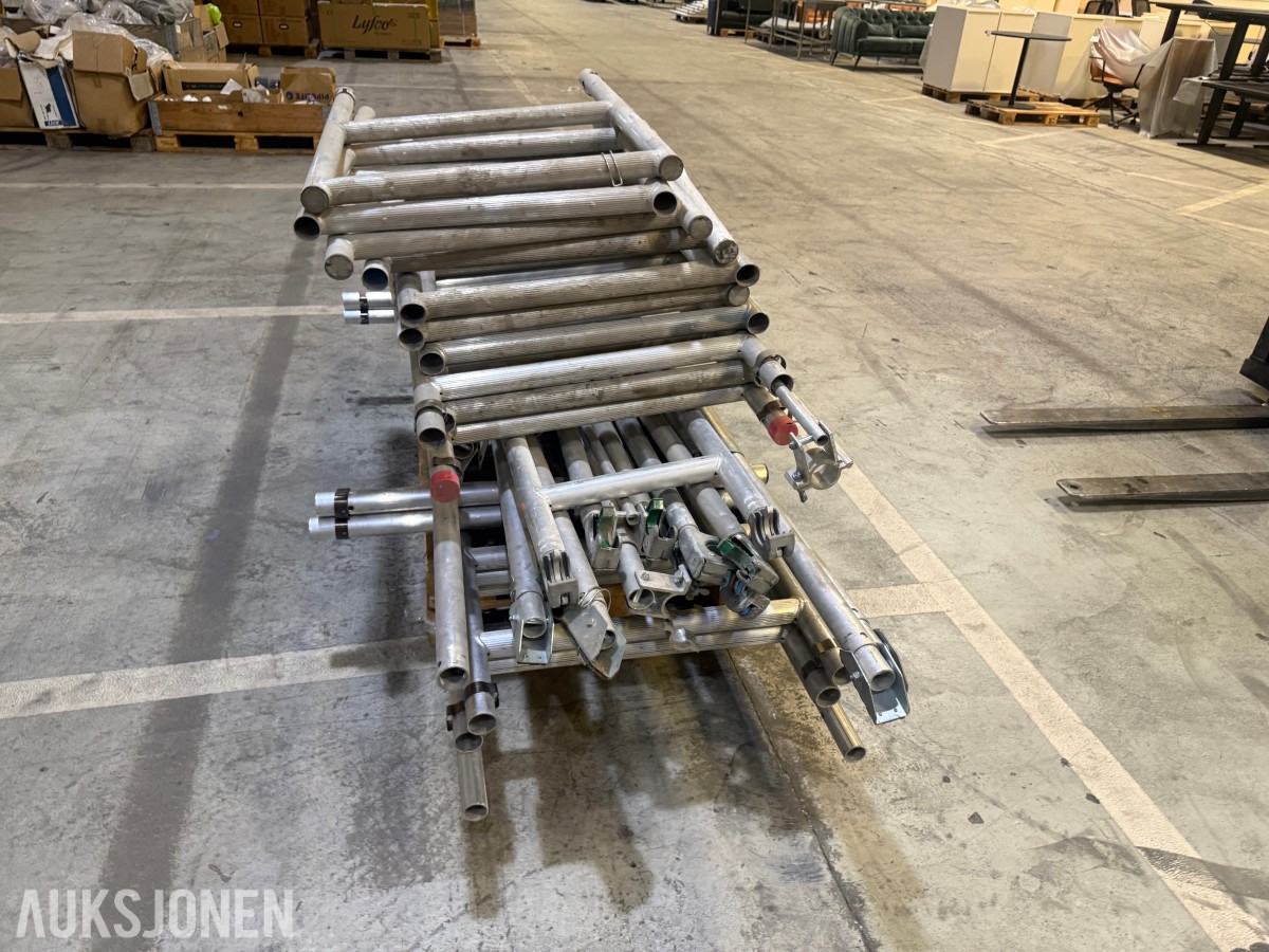 Parti med stillasdeler i aluminium