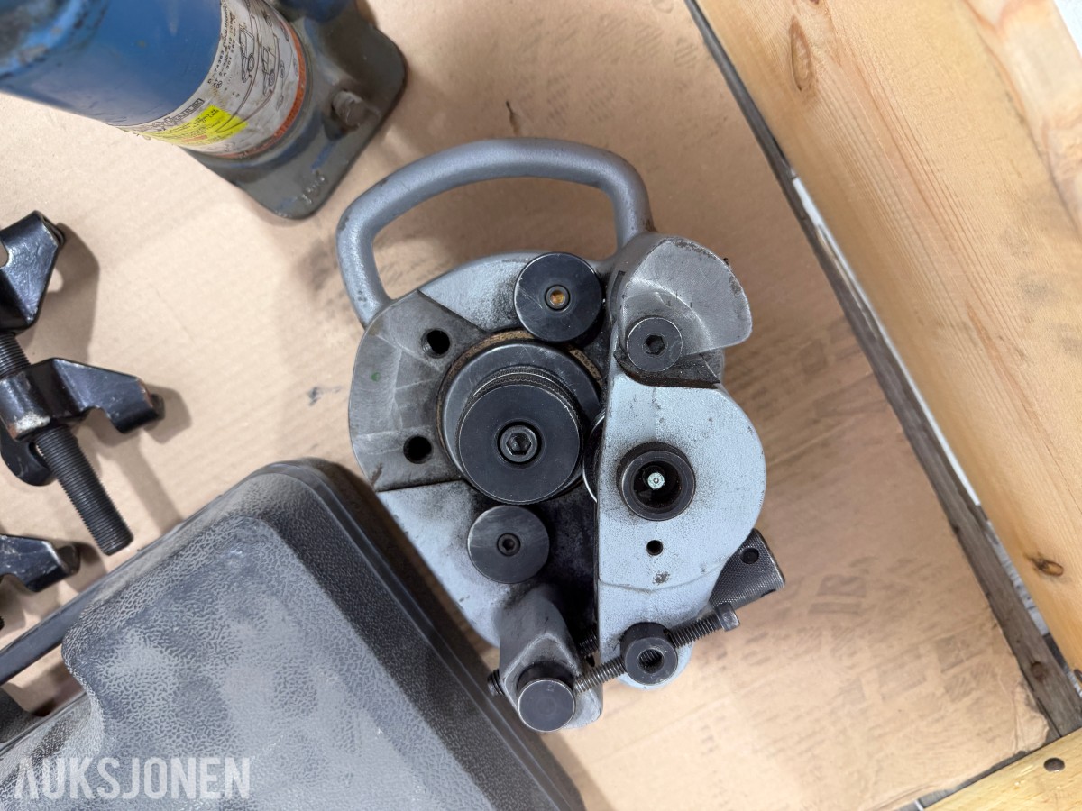 Verkstedverktøy med avtrekkere, RIDGID 915 og Würth muttertrekker