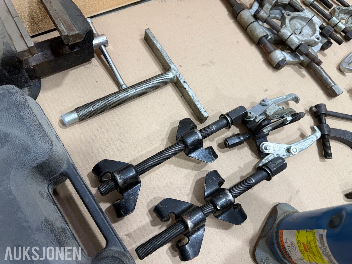 Verkstedverktøy med avtrekkere, RIDGID 915 og Würth muttertrekker