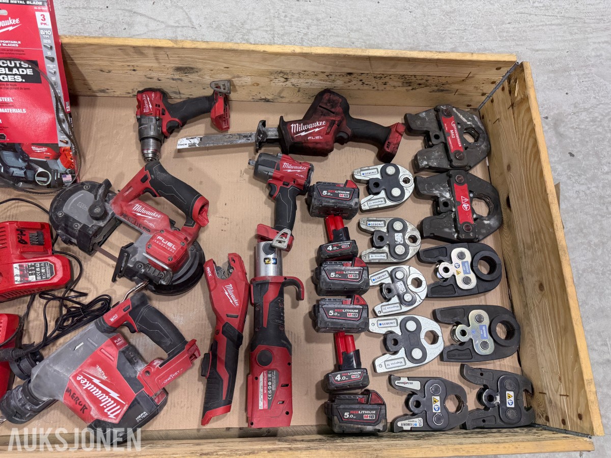 Milwaukee M18/M12 elektroverktøy, batterier og pressbakker fra Geberit,