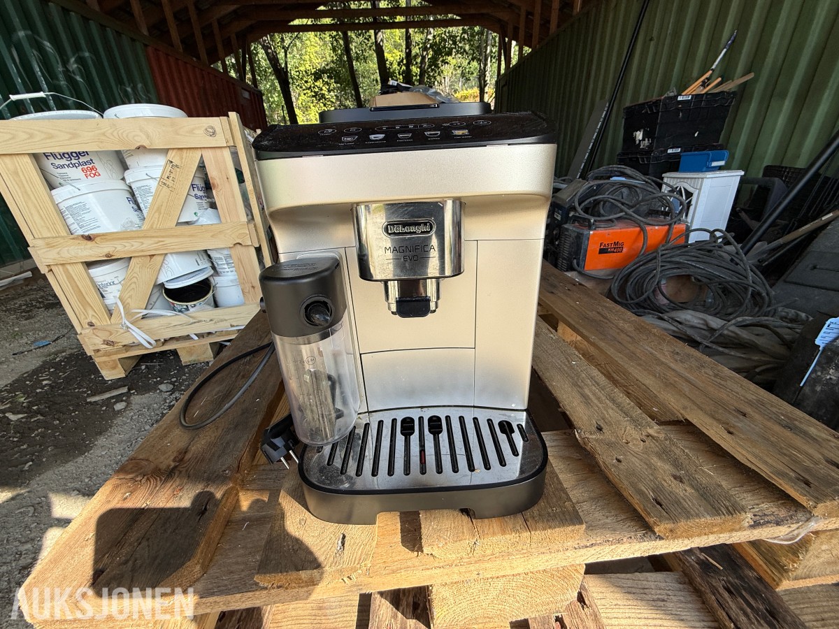 DeLonghi Magnifica Evo automatisk kaffemaskin med melkebeholder