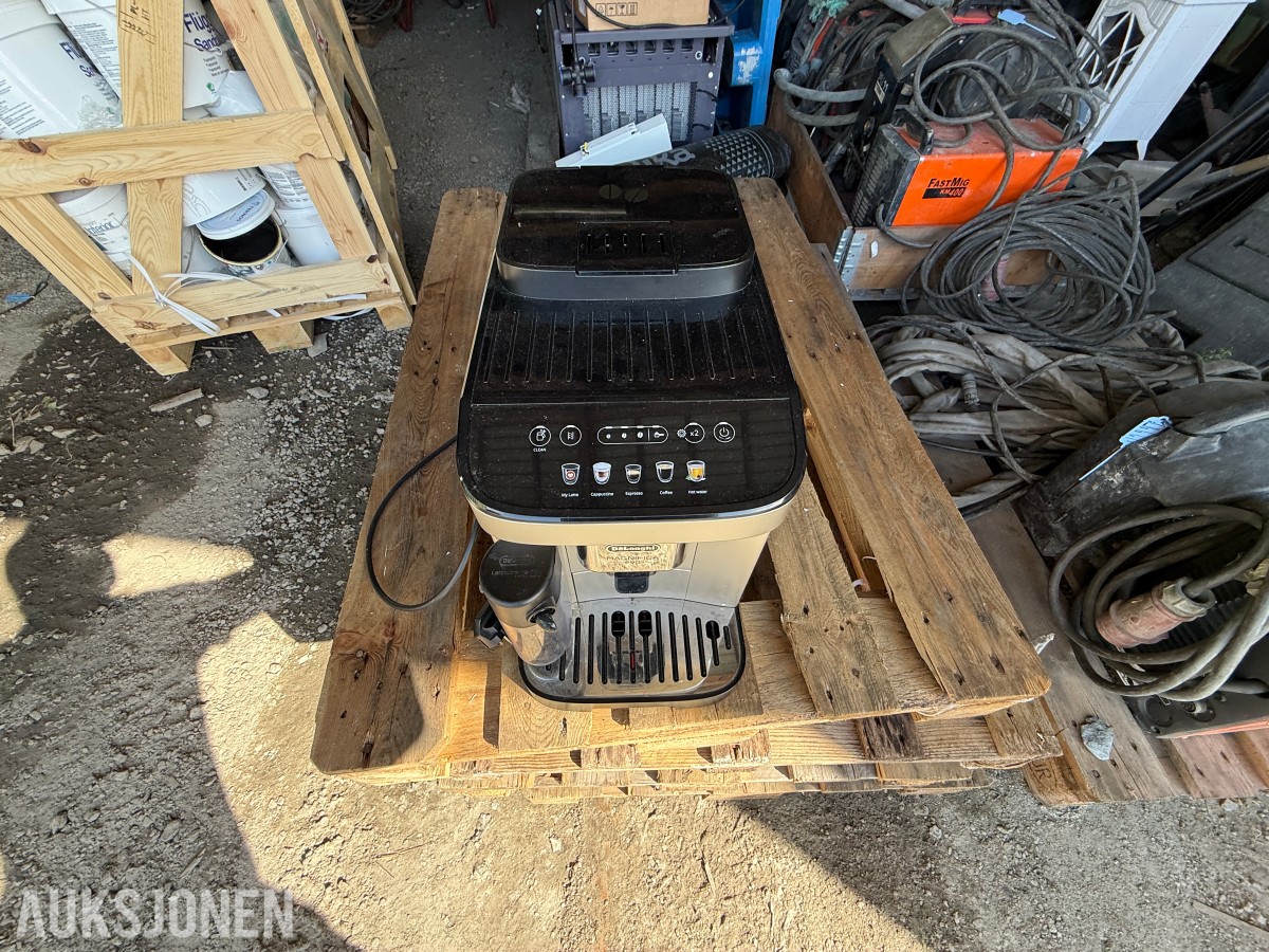 DeLonghi Magnifica Evo automatisk kaffemaskin med melkebeholder