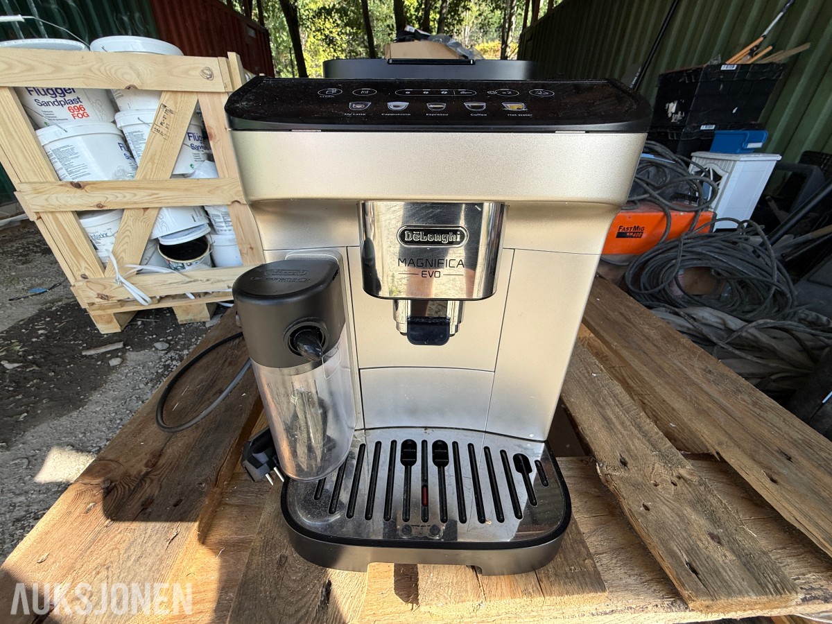 DeLonghi Magnifica Evo automatisk kaffemaskin med melkebeholder