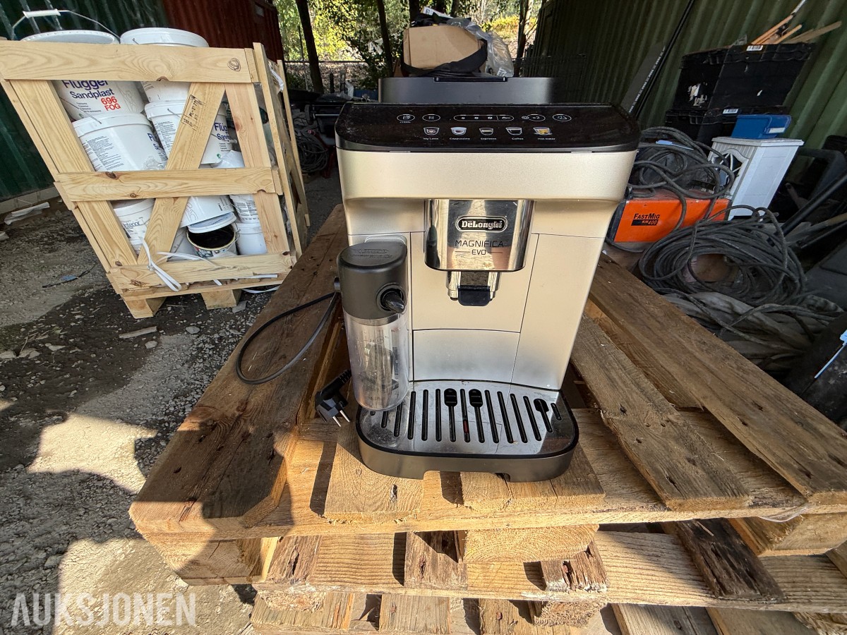 DeLonghi Magnifica Evo automatisk kaffemaskin med melkebeholder