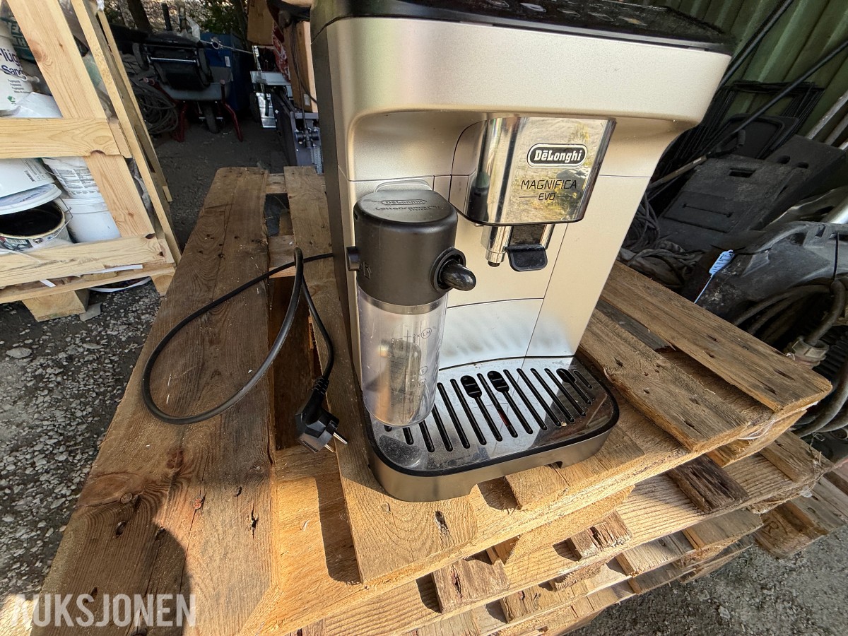 DeLonghi Magnifica Evo automatisk kaffemaskin med melkebeholder