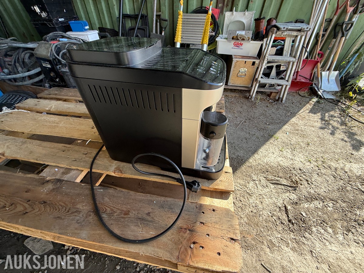 DeLonghi Magnifica Evo automatisk kaffemaskin med melkebeholder