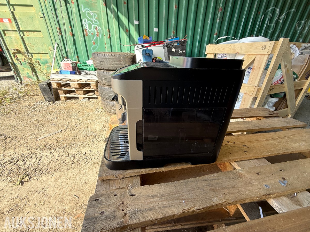 DeLonghi Magnifica Evo automatisk kaffemaskin med melkebeholder