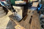 DeLonghi Magnifica Evo automatisk kaffemaskin med melkebeholder