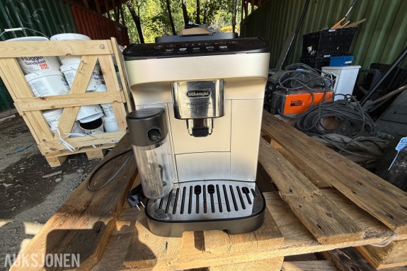 DeLonghi Magnifica Evo automatisk kaffemaskin med melkebeholder