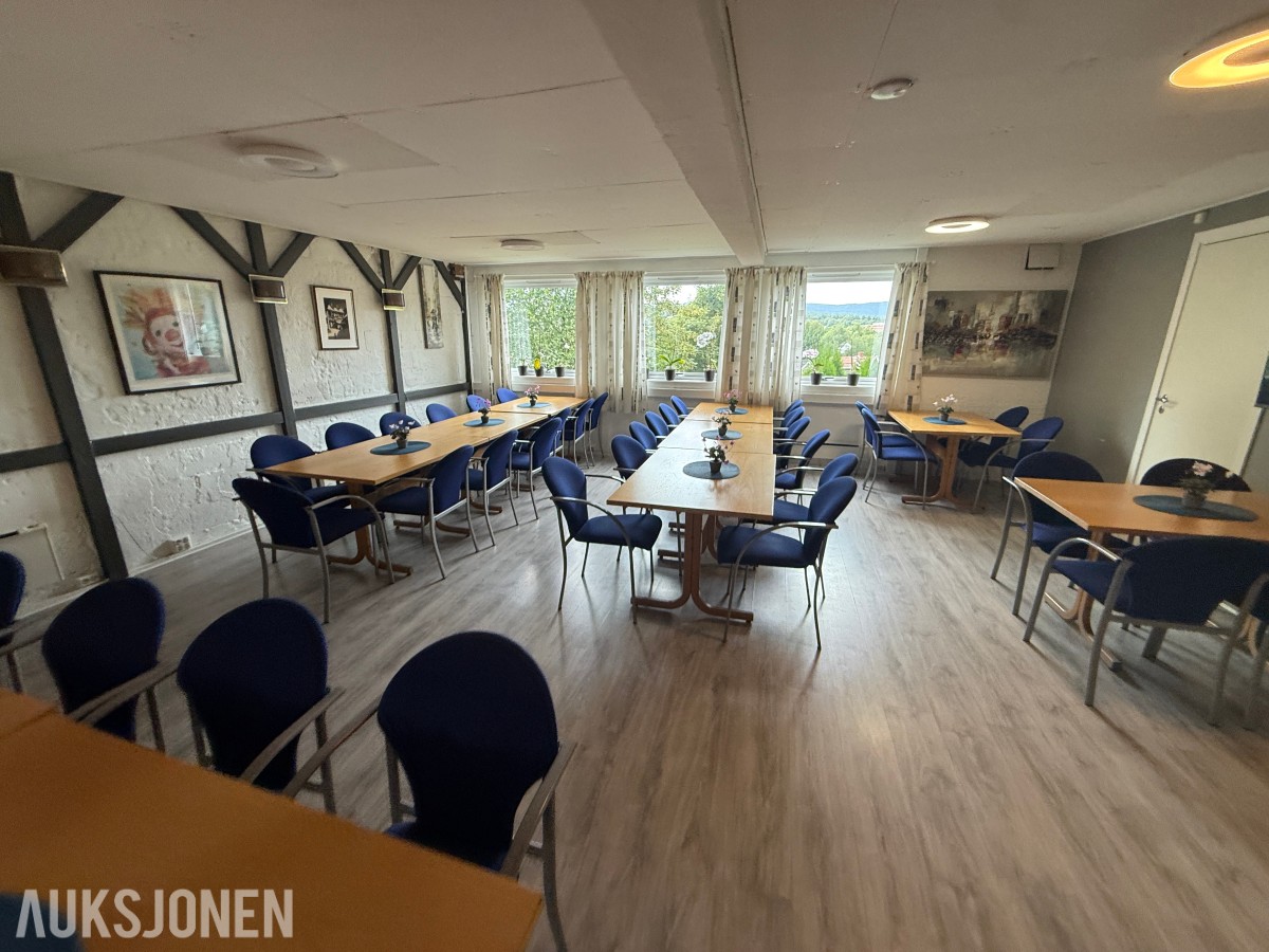 Philips TV med møbler – selges samlet