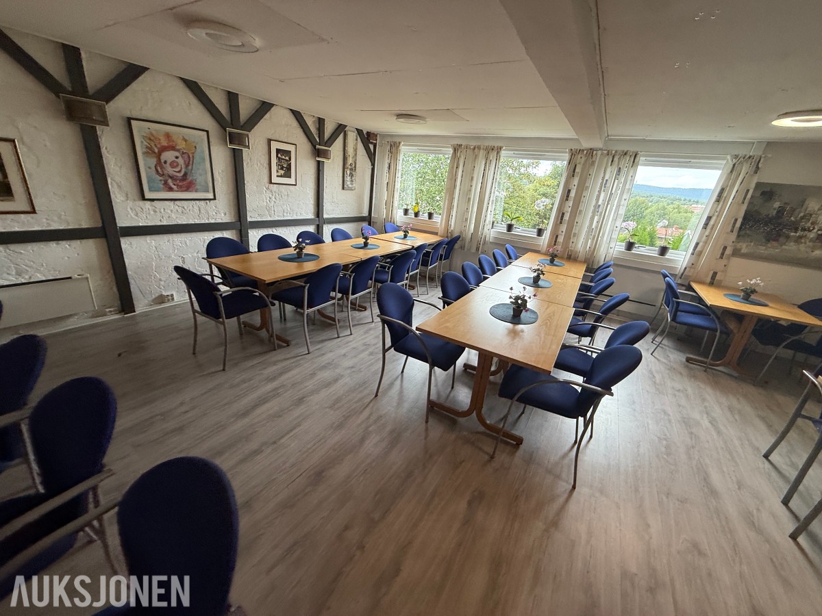 Philips TV med møbler – selges samlet