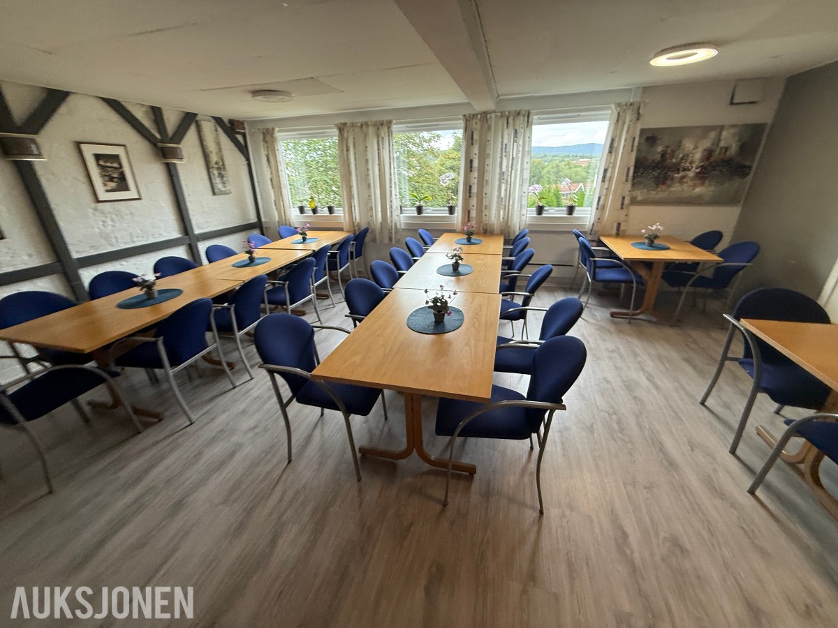 Philips TV med møbler – selges samlet