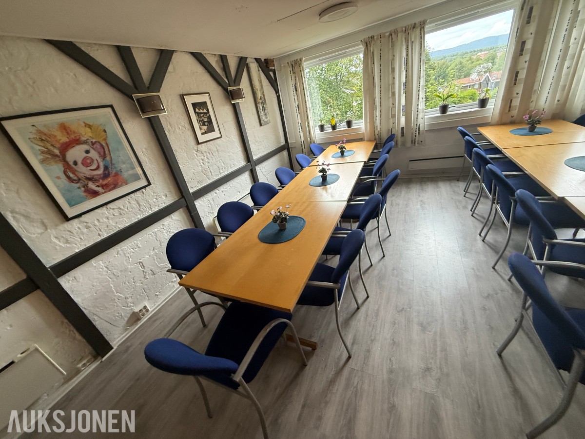 Philips TV med møbler – selges samlet