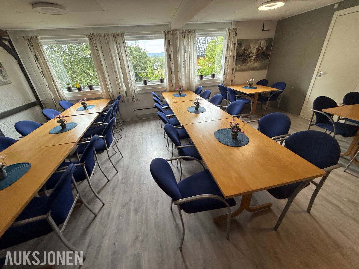 Philips TV med møbler – selges samlet
