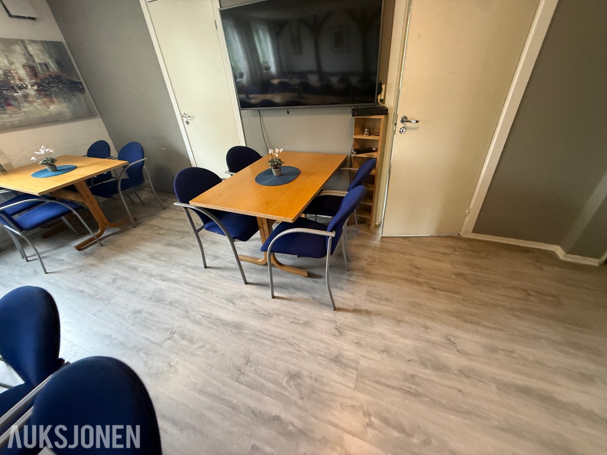 Philips TV med møbler – selges samlet