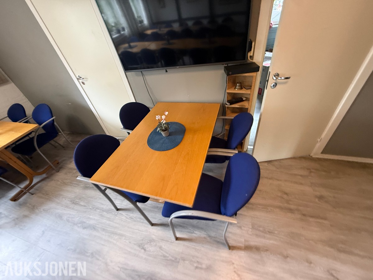 Philips TV med møbler – selges samlet