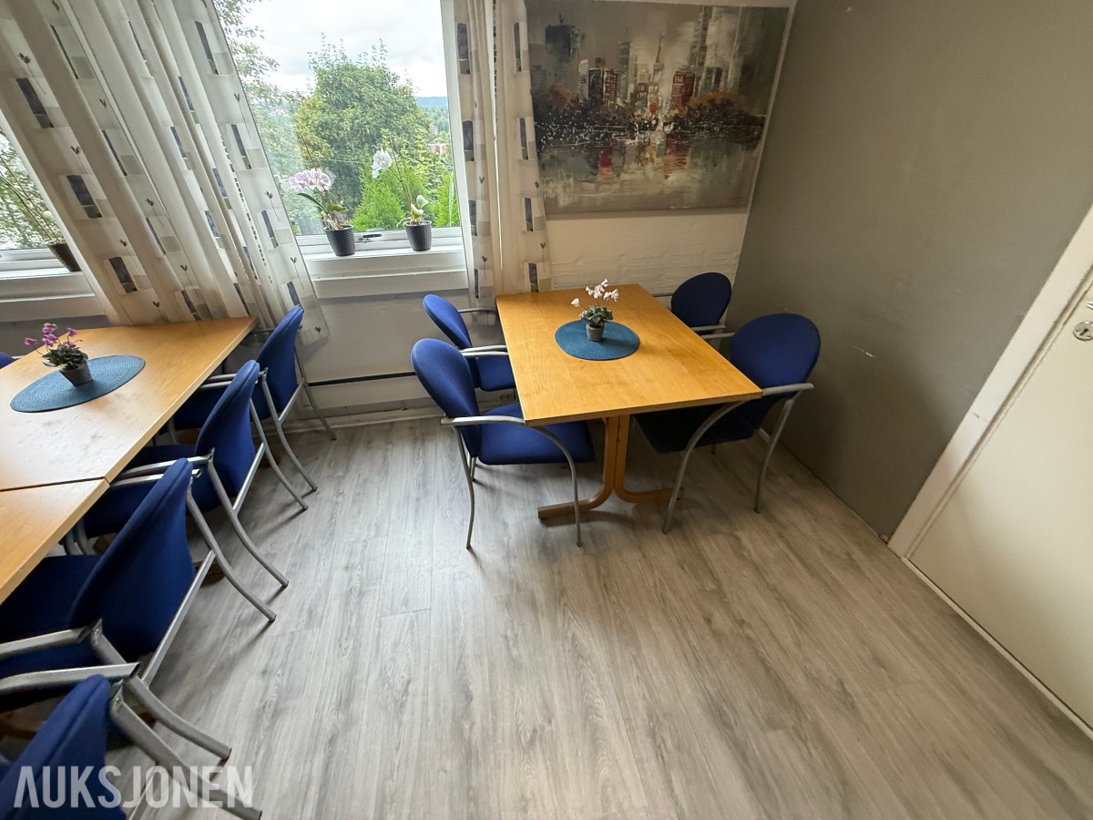 Philips TV med møbler – selges samlet