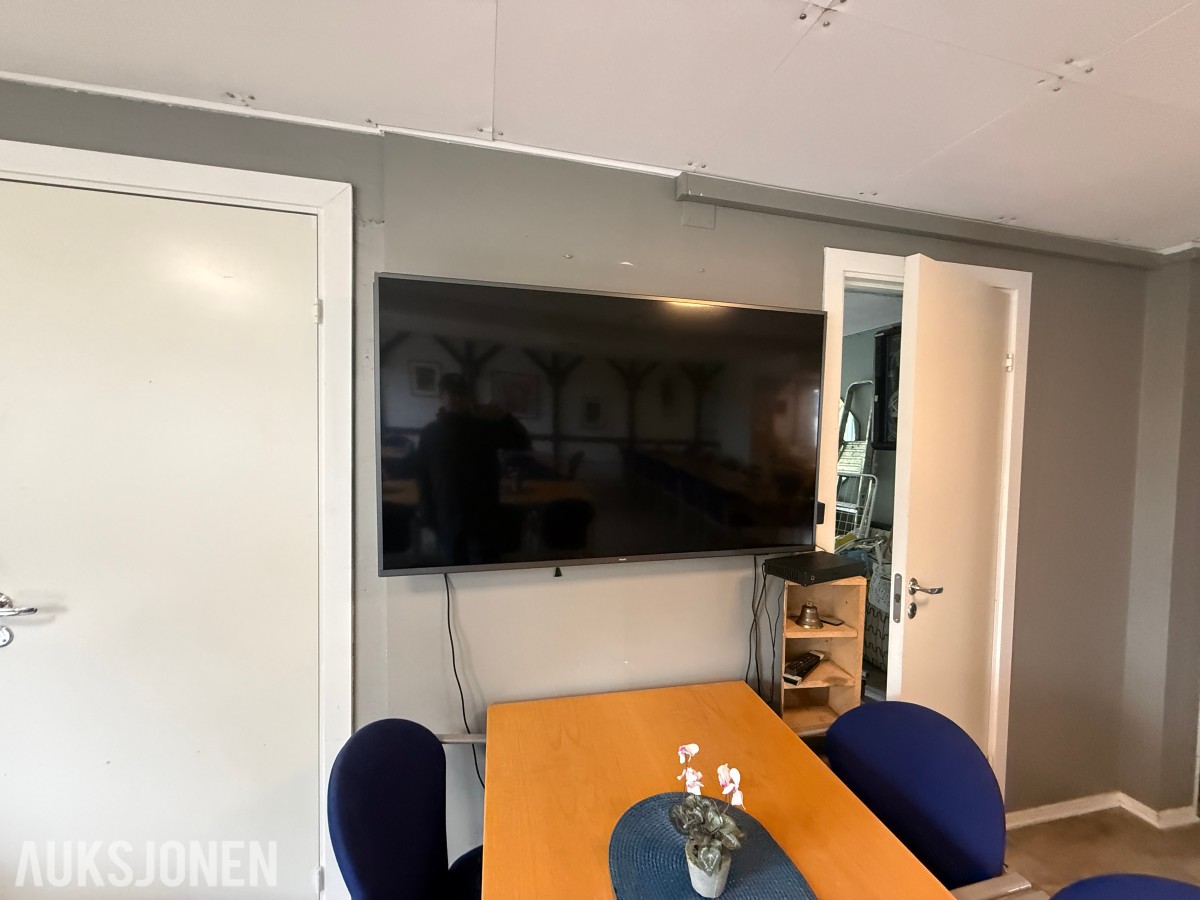 Philips TV med møbler – selges samlet