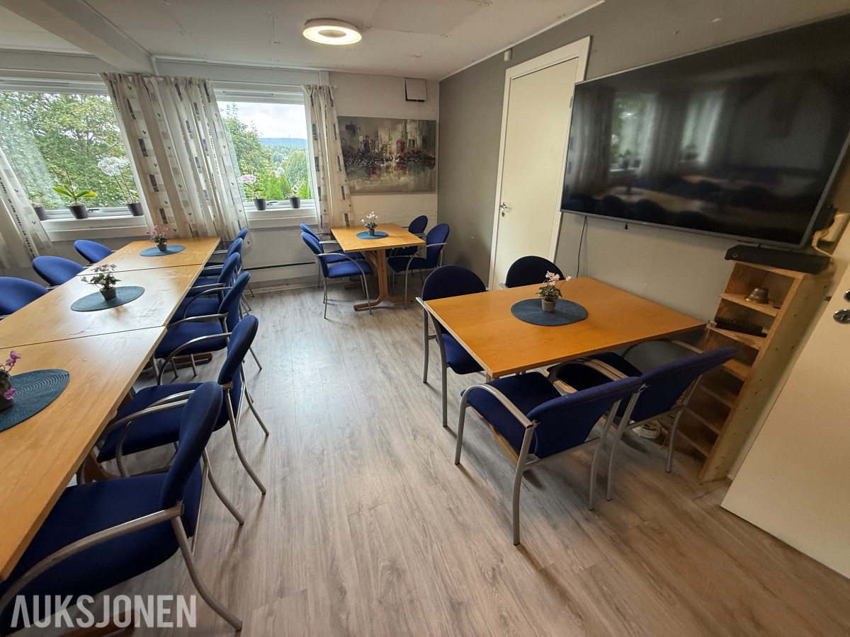 Philips TV med møbler – selges samlet