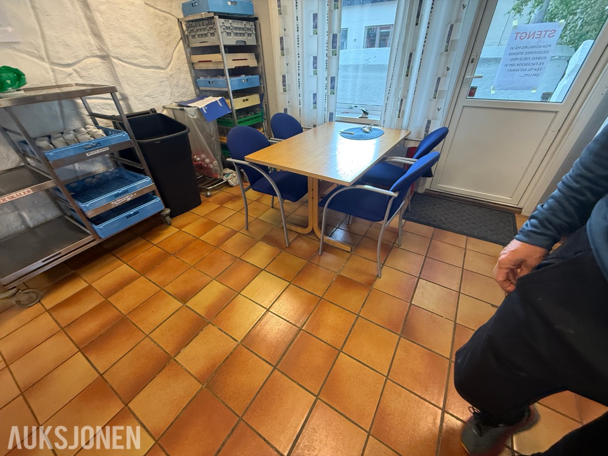 Philips TV med møbler – selges samlet