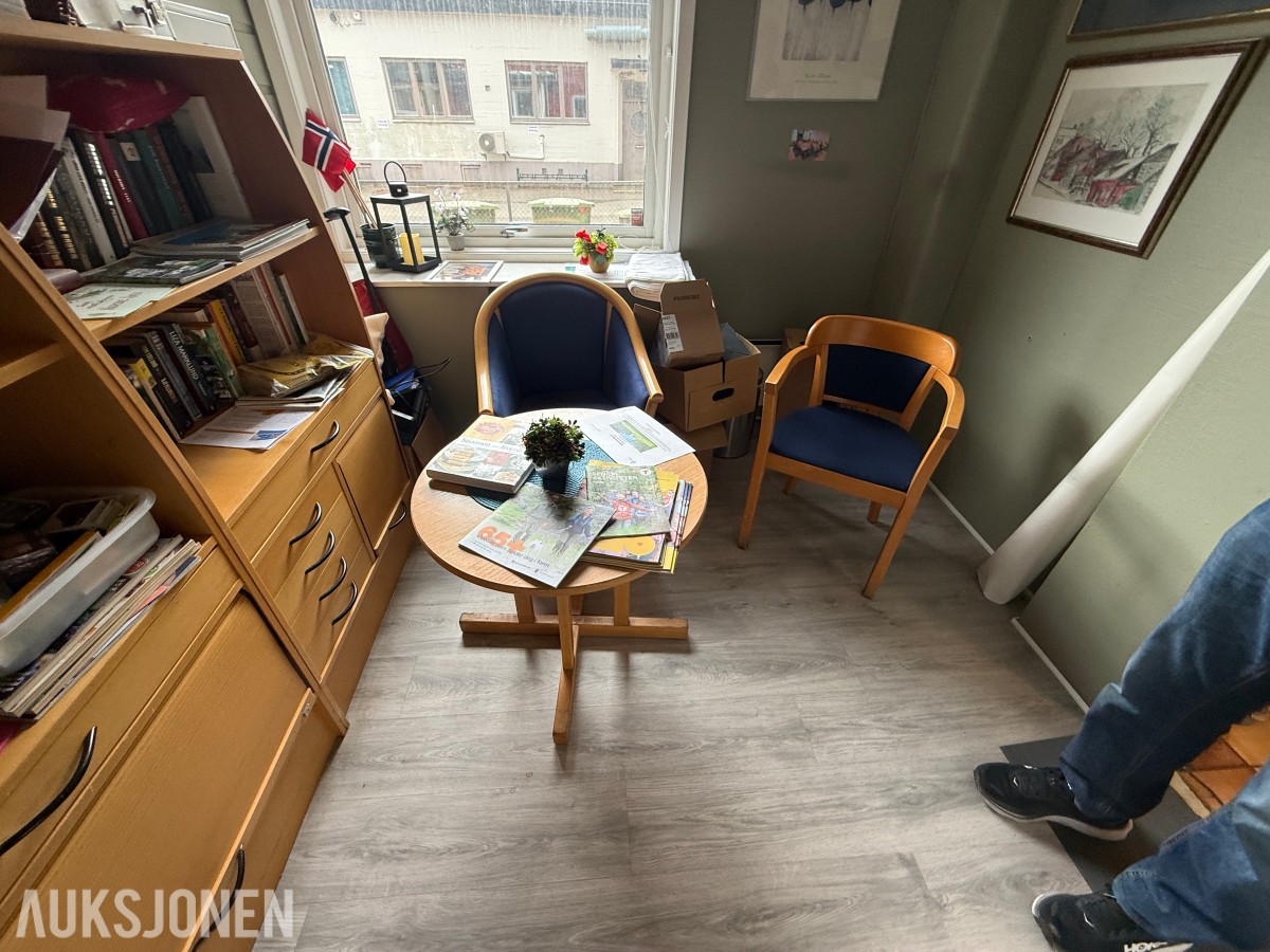 Philips TV med møbler – selges samlet