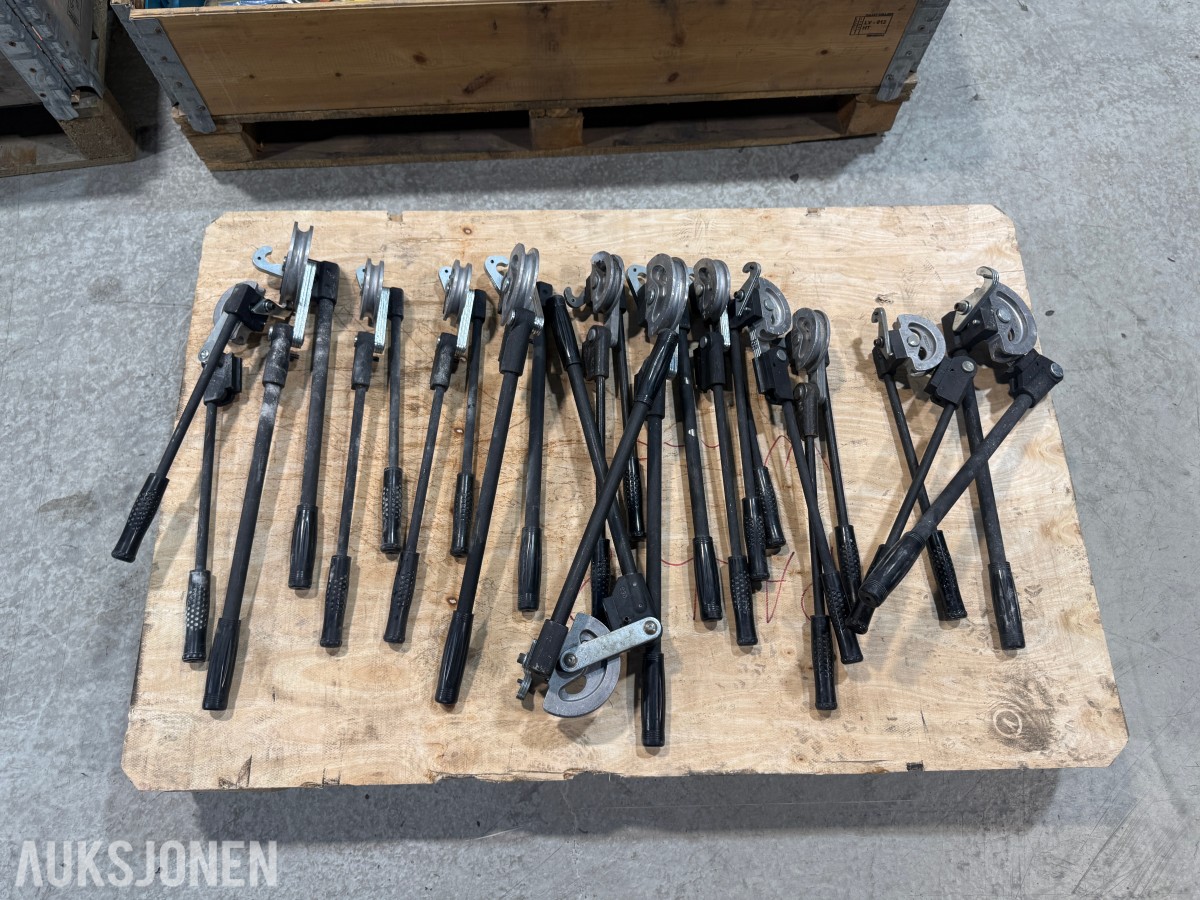 Parti med rørverktøy, rørbøyere, sager og måleverktøy