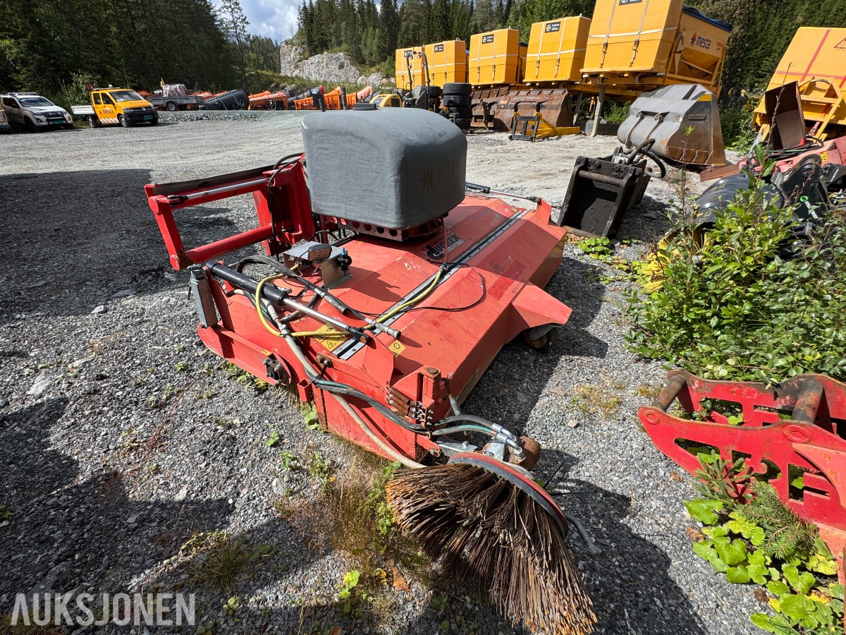 Ducker FKM 240 feiemaskin / kost med sidebørste