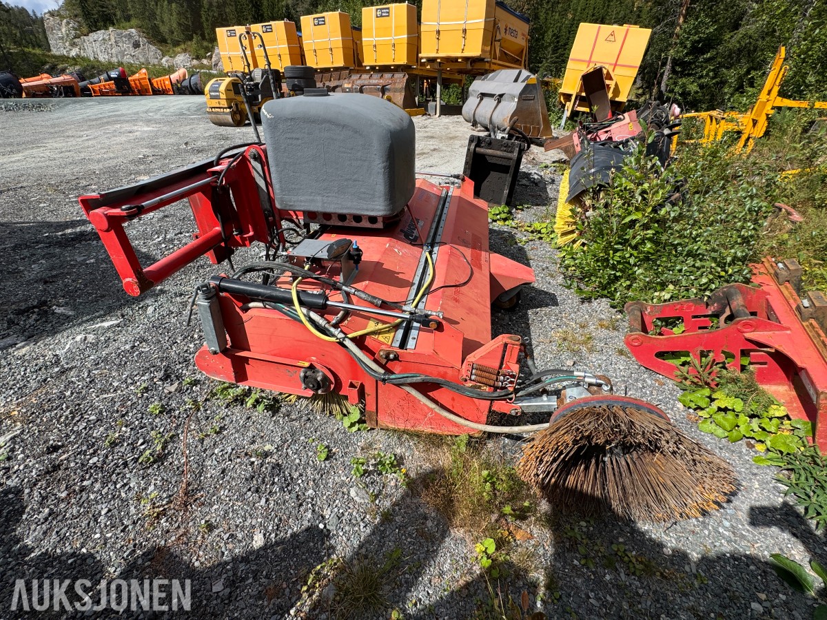 Ducker FKM 240 feiemaskin / kost med sidebørste