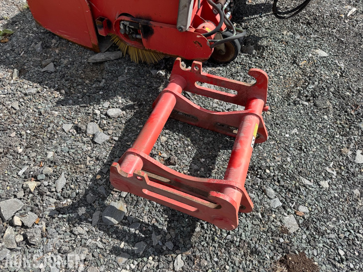 Ducker FKM 240 feiemaskin / kost med sidebørste