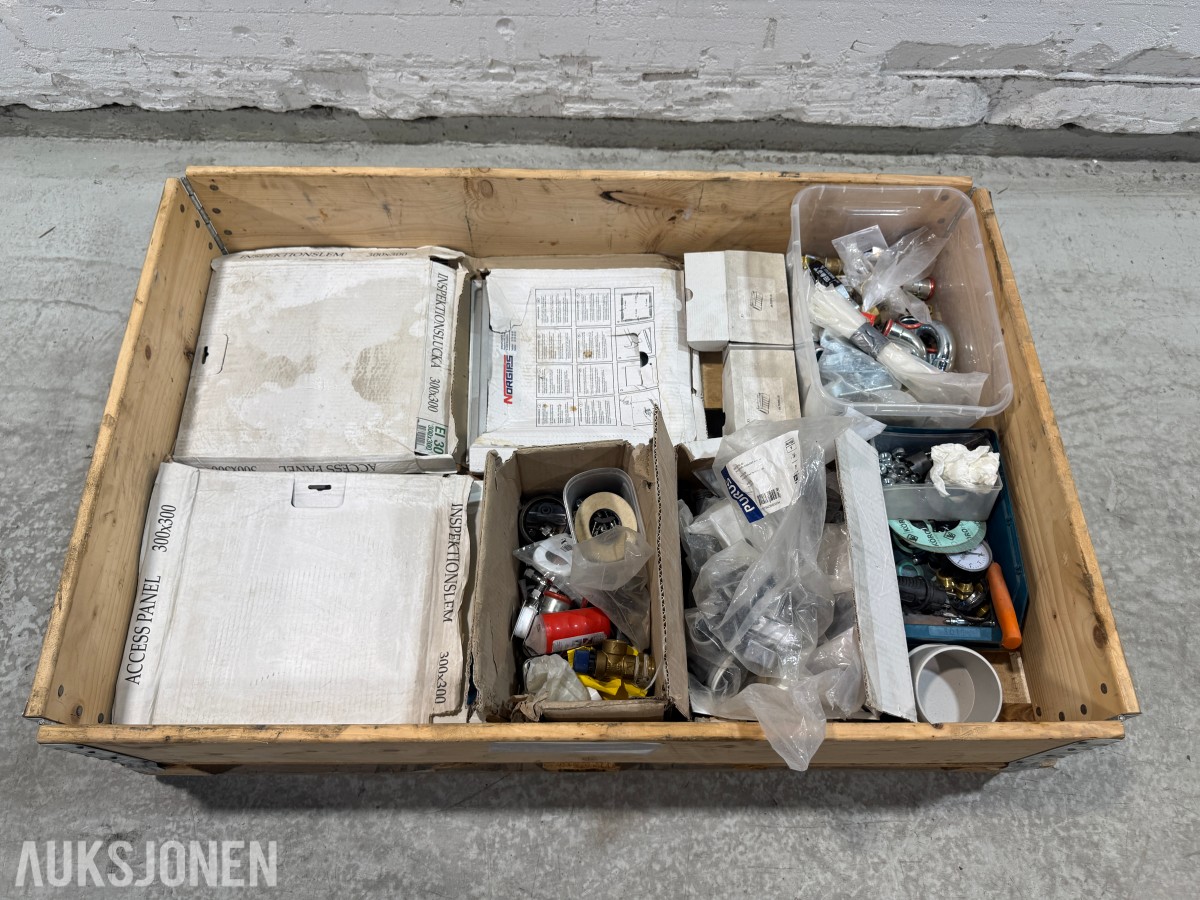 Parti med VVS-materiell og inspeksjonsluker