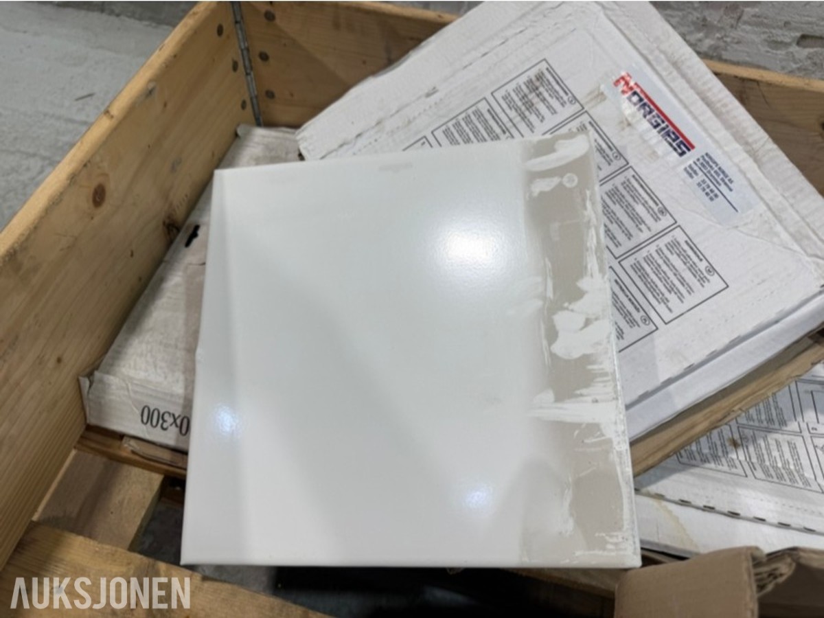 Parti med VVS-materiell og inspeksjonsluker