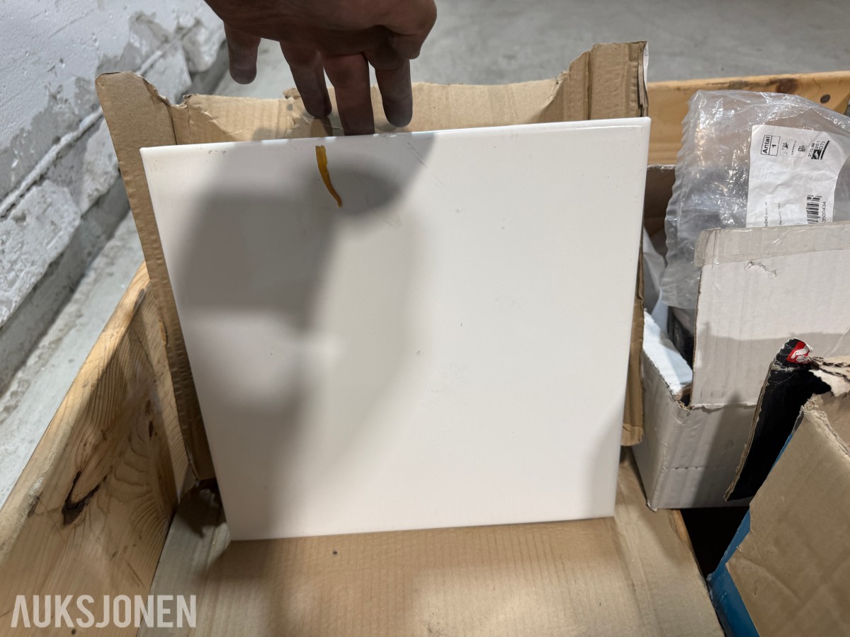 Parti med VVS-materiell og inspeksjonsluker