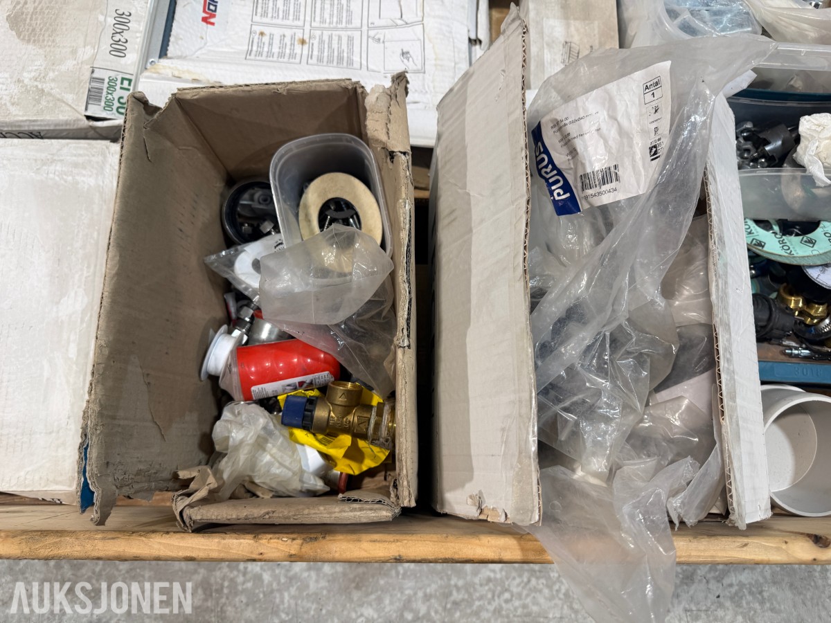 Parti med VVS-materiell og inspeksjonsluker