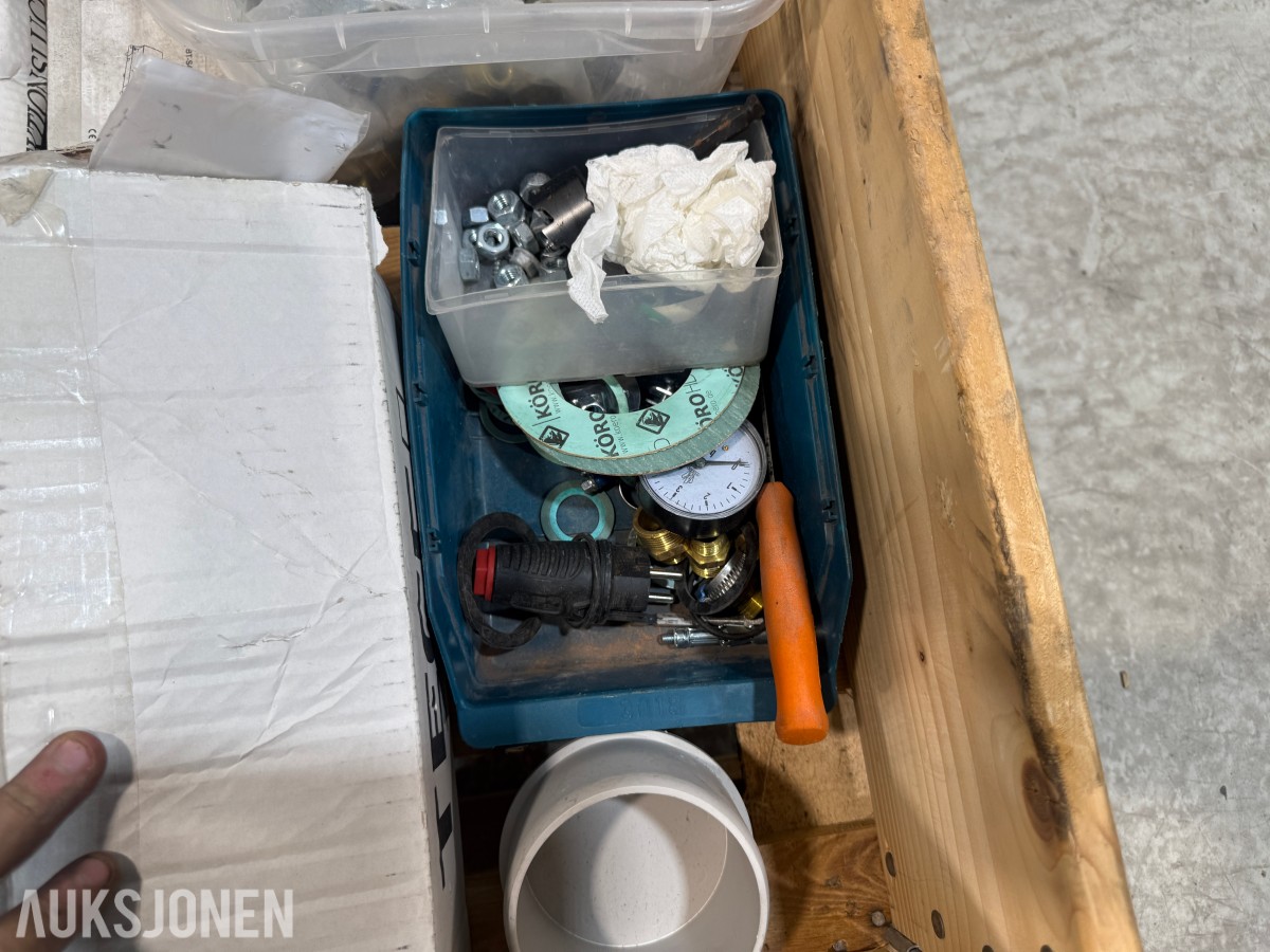Parti med VVS-materiell og inspeksjonsluker