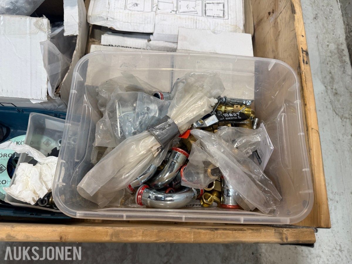 Parti med VVS-materiell og inspeksjonsluker