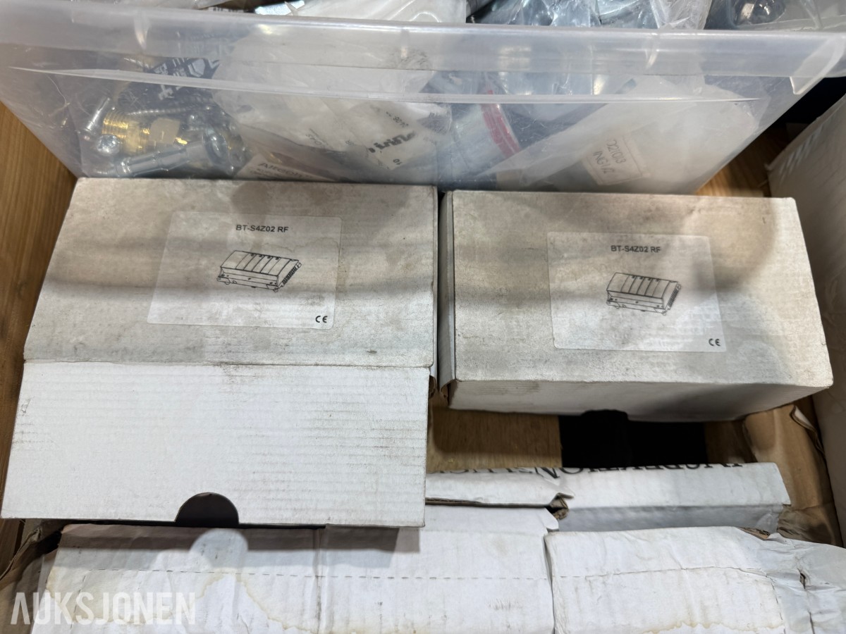 Parti med VVS-materiell og inspeksjonsluker