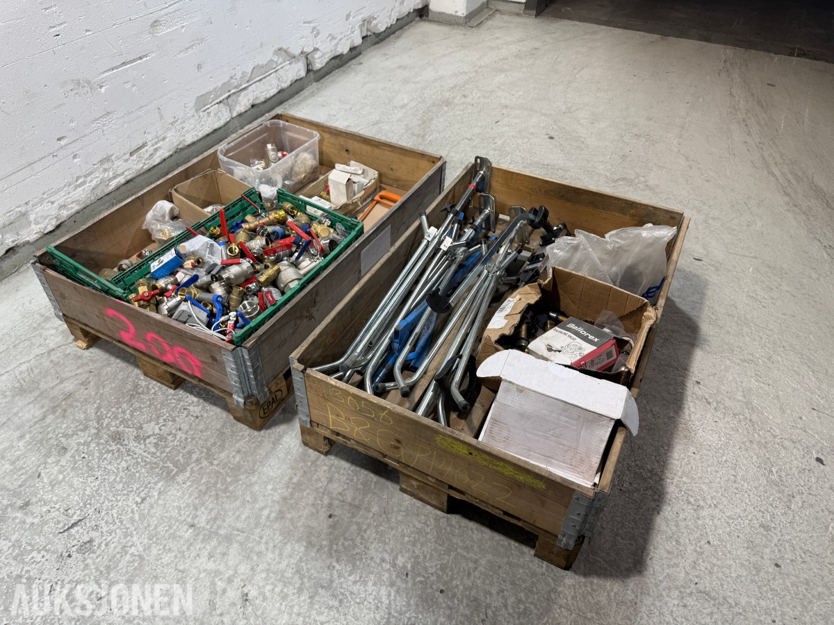 Parti med VVS-materiell, ventiler, rørdeler