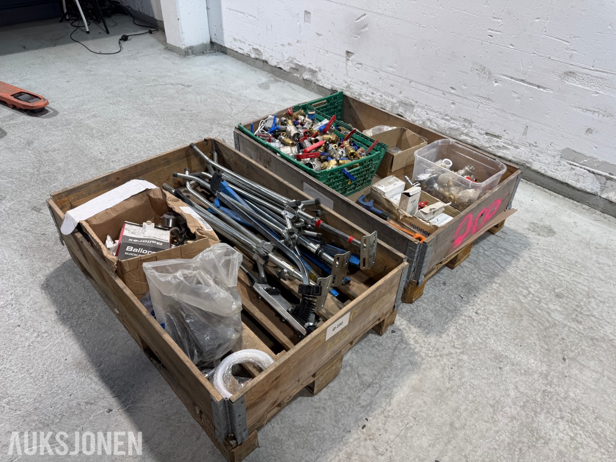Parti med VVS-materiell, ventiler, rørdeler