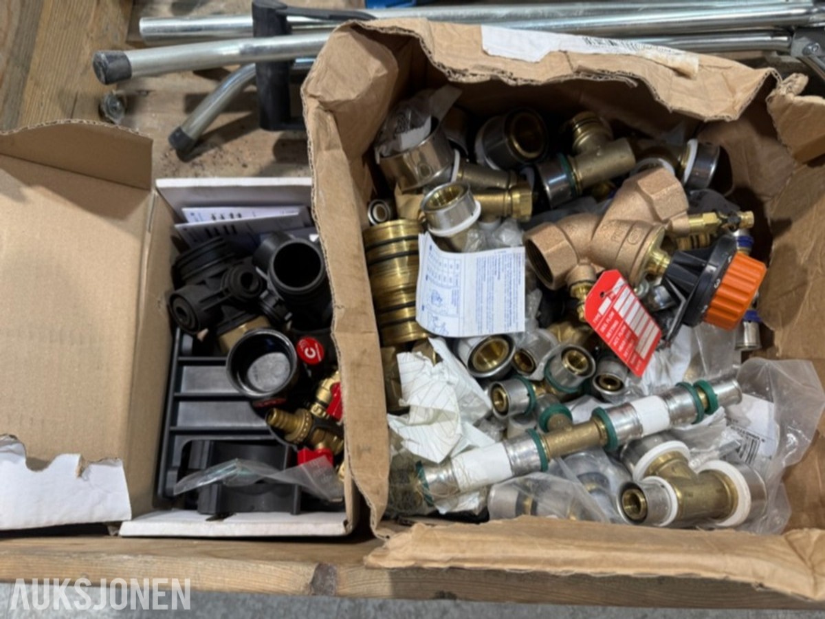 Parti med VVS-materiell, ventiler, rørdeler