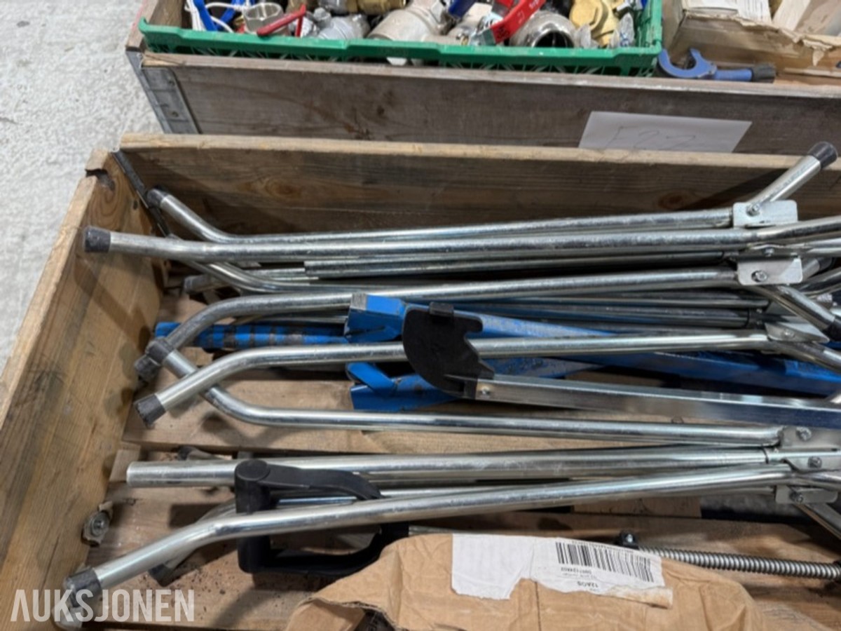 Parti med VVS-materiell, ventiler, rørdeler