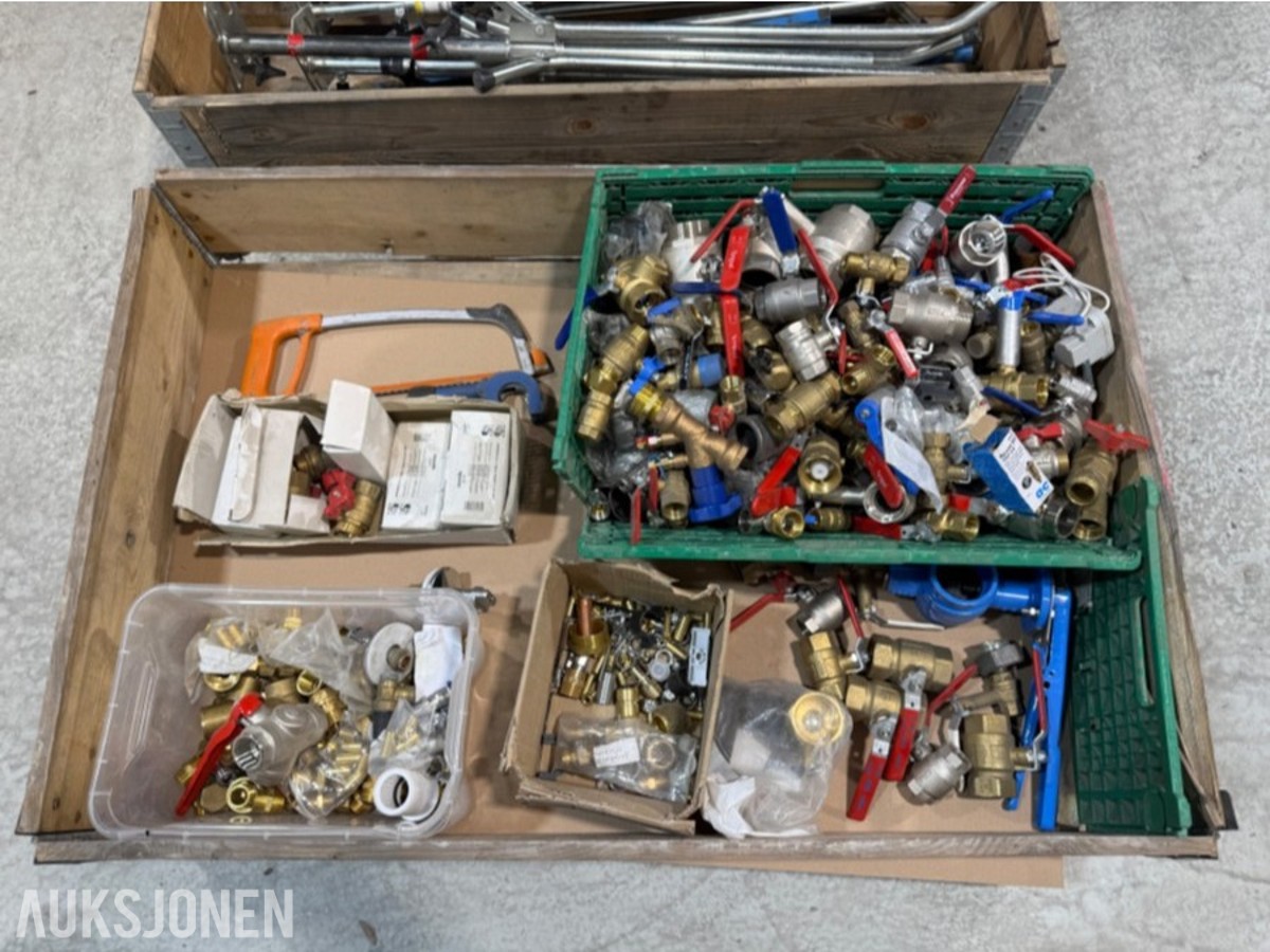 Parti med VVS-materiell, ventiler, rørdeler