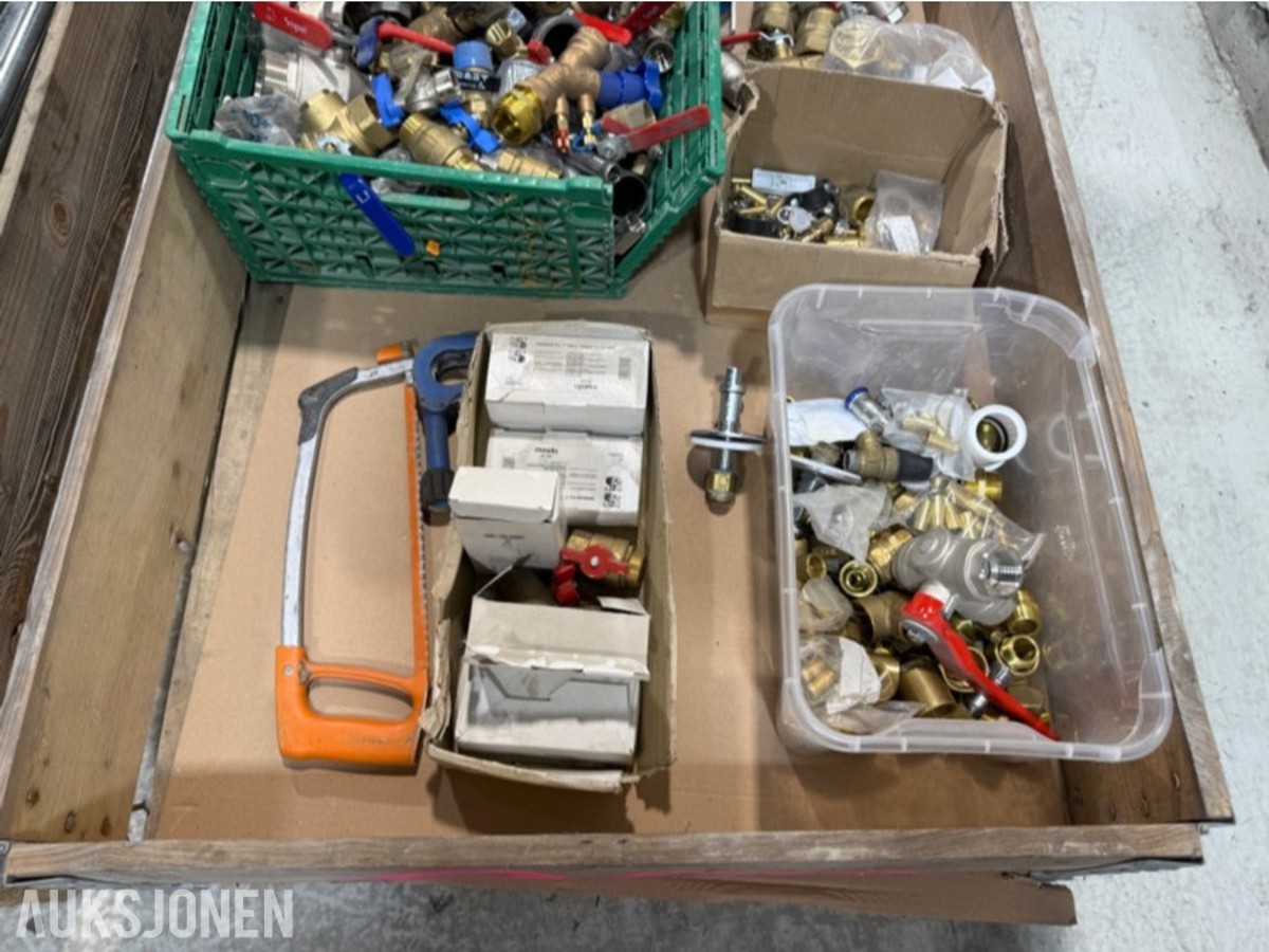 Parti med VVS-materiell, ventiler, rørdeler