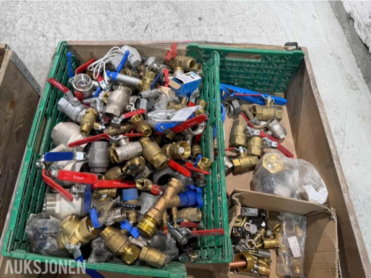 Parti med VVS-materiell, ventiler, rørdeler