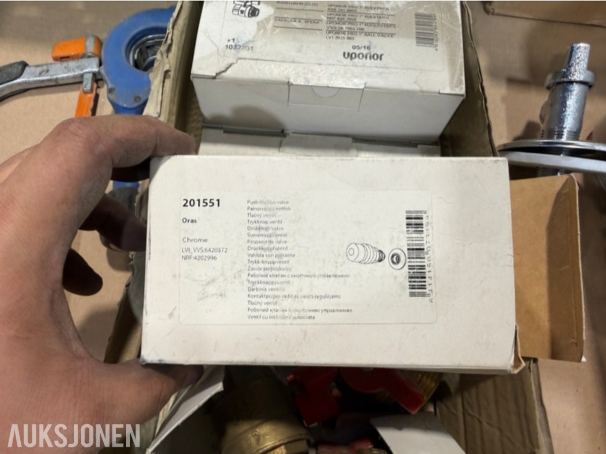 Parti med VVS-materiell, ventiler, rørdeler