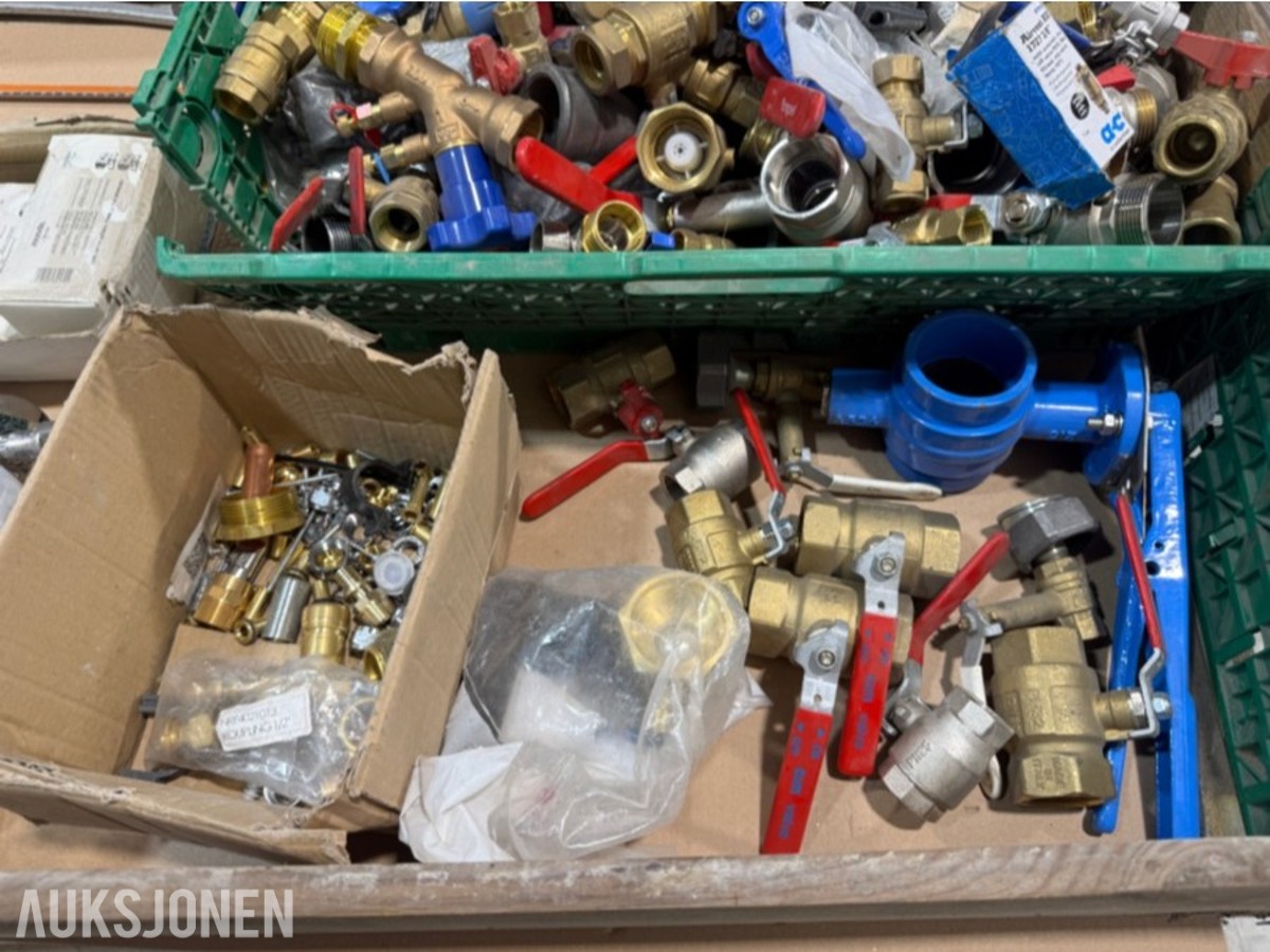 Parti med VVS-materiell, ventiler, rørdeler