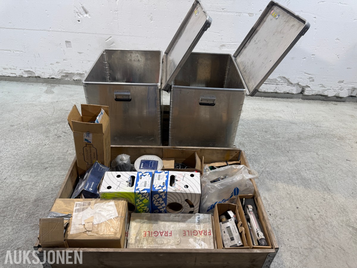 Parti VVS-materiell, rørdeler, koblinger og Zarges aluminiumskasser